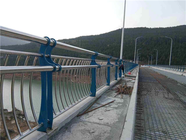 鄂州不锈钢桥梁护栏的特点及其在桥梁安全中的重要作用
