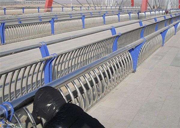 鄂州不锈钢复合管护栏一种安全而耐用的防护解决方案